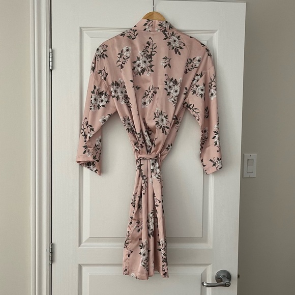 Pink floral satin robe size small-medium - Picture 2 of 4